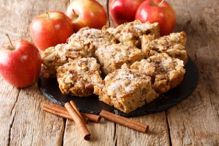 Jednostavan i jeftin recept za kolač s jabukama, orasima i džemom