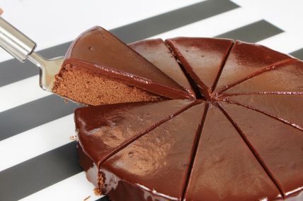 čokoladni kolač Kladdakaka je kombinacija brownieja i lava kolača