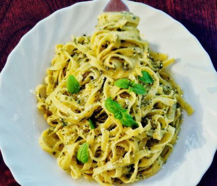 špageti, pesto sos