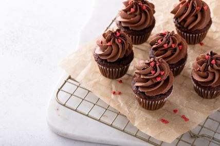 Čokoladni cheesecake muffini od samo 5 sastojaka brzinski desert dan zaljubljenih