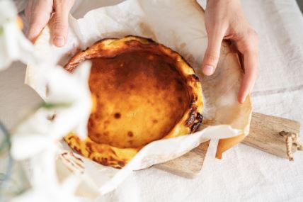 Recept za baskijski cheesecake - izvana karameliziran, a iznutra kremast