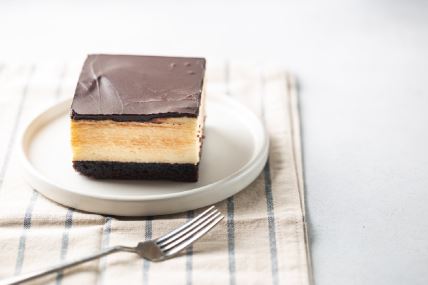 Jednostavne i brze cheesecake kocke s čokoladnom glazurom