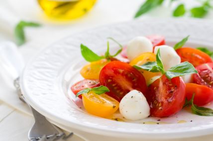 Salata s cherry rajčicama i mozzarellom