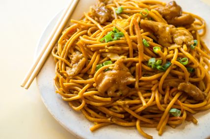 Lo mein s piletinom