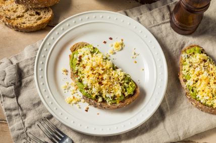 avokado tost jaje